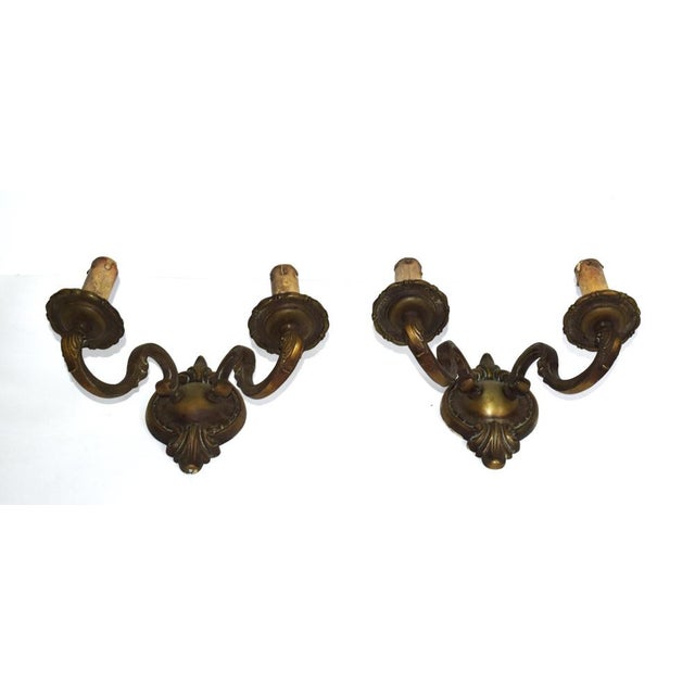 One pair of solid cast bronze wall lamps. Made around 1900 in the Baroque style. Beautiful patina. Up to 250V (Europe/UK...
