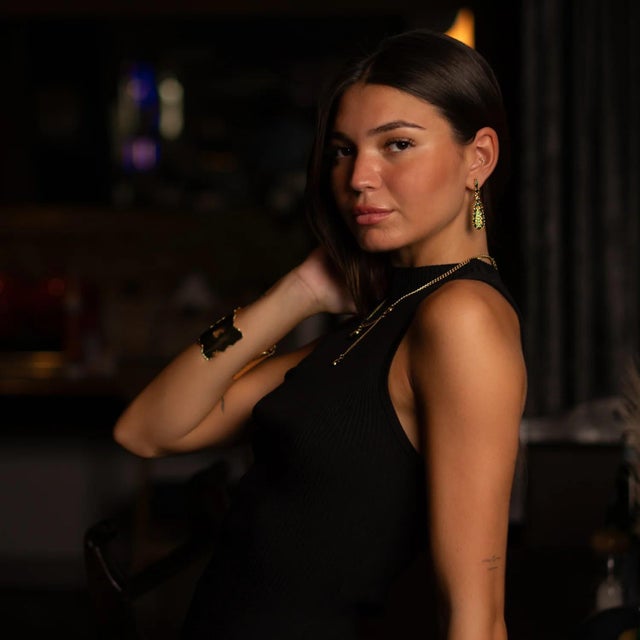 Queen’s Grace Emerald Drop Earrings, A Pair For Sale - Image 4 of 7