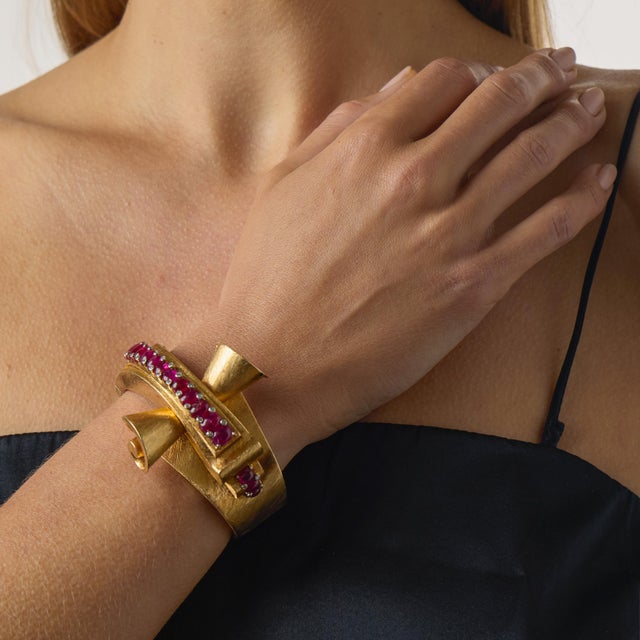 This exceptional Retro Trabert & Hoeffer Mauboussin ruby and diamond bangle is a bold 1940’s jewel with extraordinary...