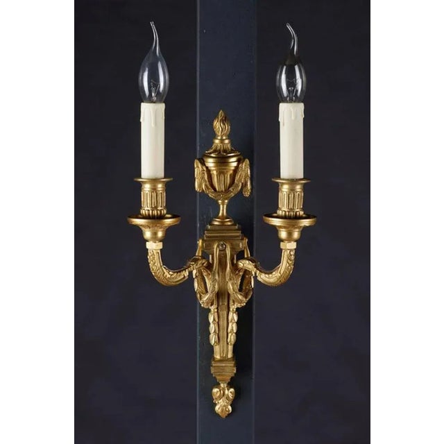 Applique Louis XVI in the style of Jean Louis Prieur 1732-1795. Matte and gilded bronze. Narrow, profiled wall panel with...