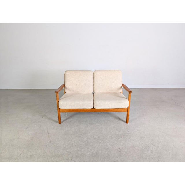 We are offering a beautiful two-seater sofa from the traditional Danish manufacturer France & Son, dating from the 1960s,...