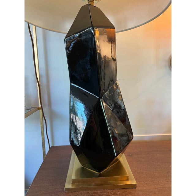 2020s Visual Comfort. Black Faceted "Bayliss" Table Lamp With Linen Shade and Brass Base. Showroom Sample. For Sale - Image 5 of 6