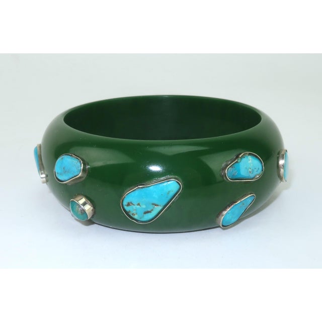 Mid-Century Modern Lucite Bakelite Style Bangle Dark Green Bracelet With Inlaid Turquoise For Sale - Image 3 of 9