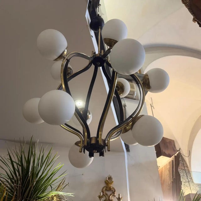 1950s Mid--Century Modern Brass and White Glass 12 Lights Chandelier by Stilnovo For Sale - Image 6 of 14