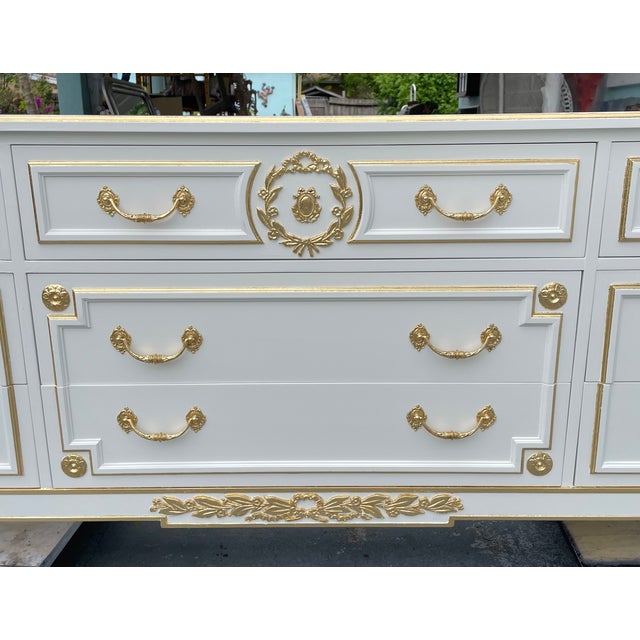 1960s Baker Hollywood Regency Lacquered Dresser in Sweet Coffee With Gold Leaf – 9 Drawer Statement Piece For Sale - Image 12 of 15