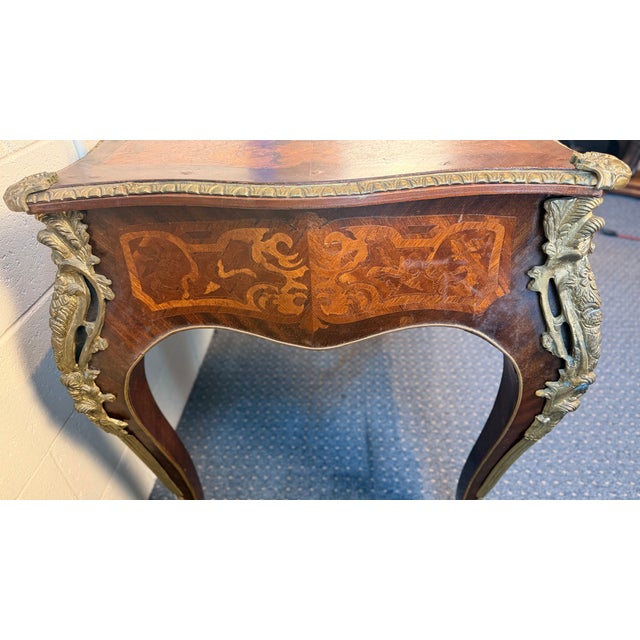 1940s Louis XV Style Inlaid Writing Desk With Ormolu Mounts & Marquetry Top (French Style Bureau Plat) For Sale - Image 15 of 18