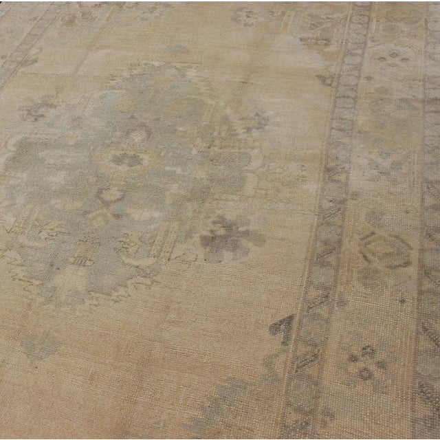 Mid 20th Century Oushak Vintage Turkish Rug With Faded Central Medallion Design in Cream Colors For Sale - Image 5 of 13