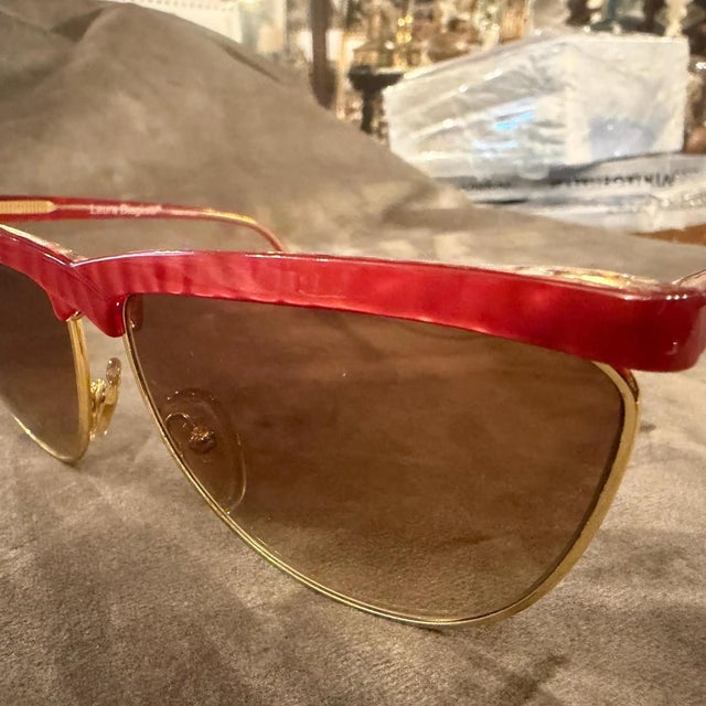 1980s Vintage Red Acetate Oversized Cat-Eyes Sunglasses by Laura Biagiotti For Sale - Image 12 of 12