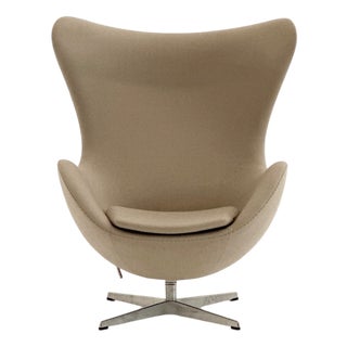 Egg Swivel Lounge Chair in Beige Fabric and Metal by Arne Jacobsen for Fritz Hansen For Sale