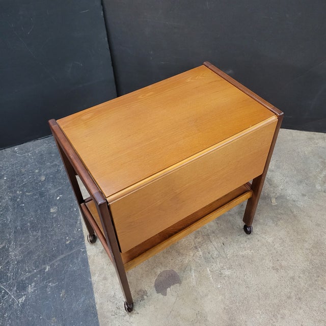 Brown 1960s English Tea Trolley With Lift Up Sides For Sale - Image 8 of 10