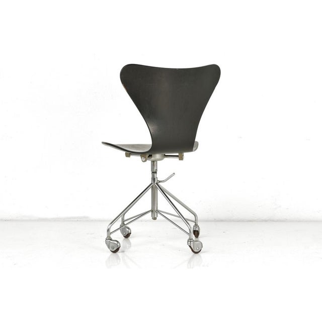 Fritz Hansen Model 3107 Desk Chair with Wheels by Arne Jacobsen for Fritz Hansen, Denmark 1955 For Sale - Image 4 of 16