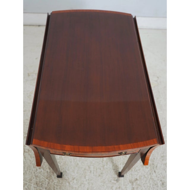 Pair Banded Mahogany Dropleaf Pembroke Lamp Tables For Sale In Philadelphia - Image 6 of 18