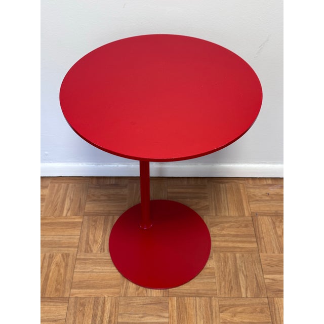 Modern Red Powder-Coated Steel Round Side Table, Jasper Morrison Atlas Style, Sculptural Y-Fork Pedestal Base For Sale - Image 3 of 10