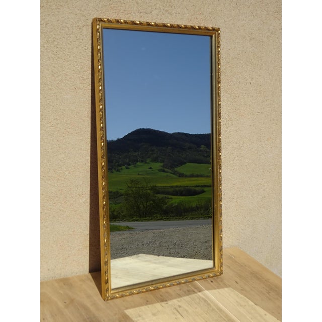 Vintage style, simple and rectilinear shape. Discreet Baroque-style motifs. Two mounting points on the back.