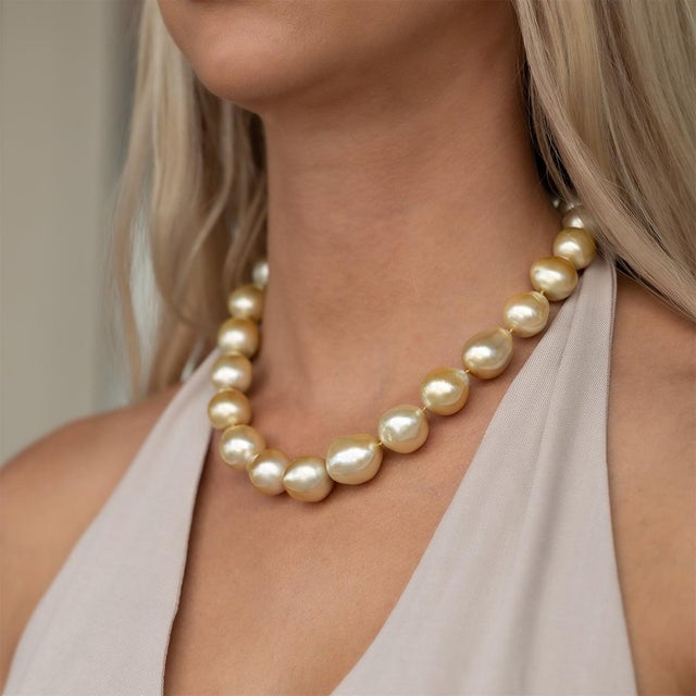 Huge Golden South Sea baroque pearl neacklace, with 23 golden pearls measuring from 18mm x 13mm to 18mm x 21mm. 17" long,...