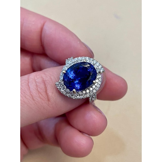 8.5 Carat Oval Tanzanite and 2 Carat Diamond Ring 18 Karat White Gold, Estat For Sale - Image 14 of 18