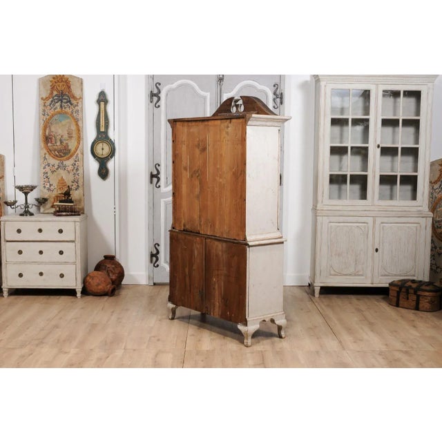 Rococo Style 1850s Swedish Light Grey Painted Bonnet Top Vitrine Cabinet For Sale - Image 12 of 12