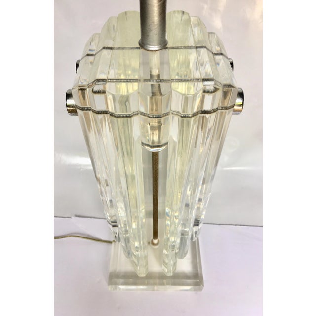 1970s Mid-Century Modern Lucite Skyscraper Table Lamp For Sale - Image 5 of 10