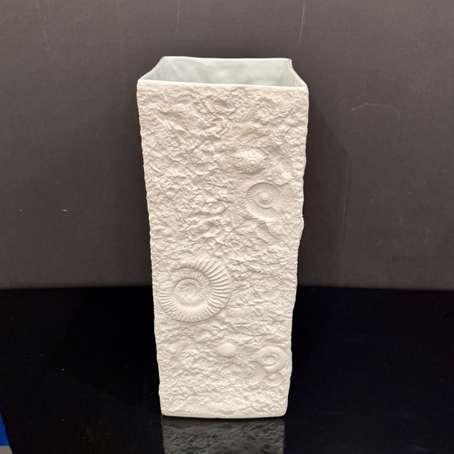 1960s Elegant Kaiser Ammonite Bisque Porcelain Vase, Germany, 1960s For Sale - Image 5 of 6