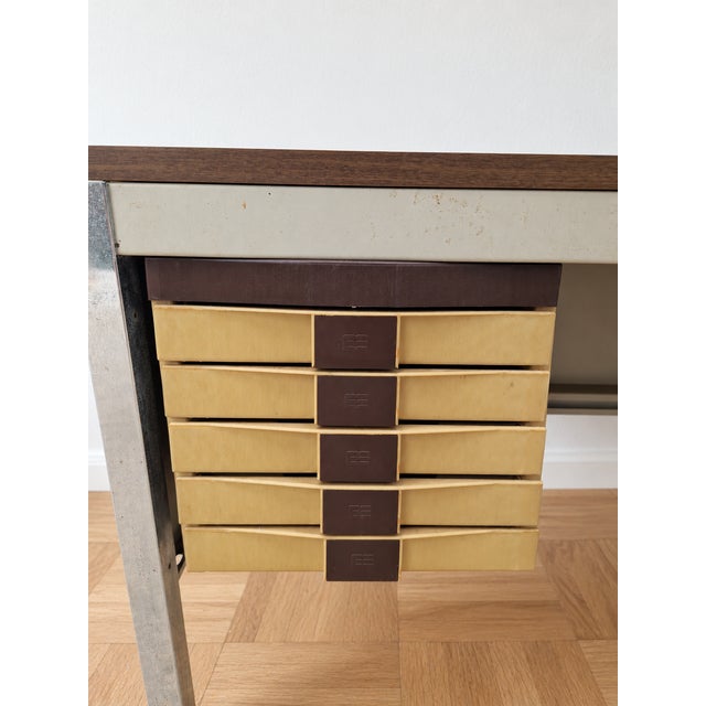Vintage Modern Industrial Desk, 1960s, in Very Good conditions. Designed 1960 to 1969