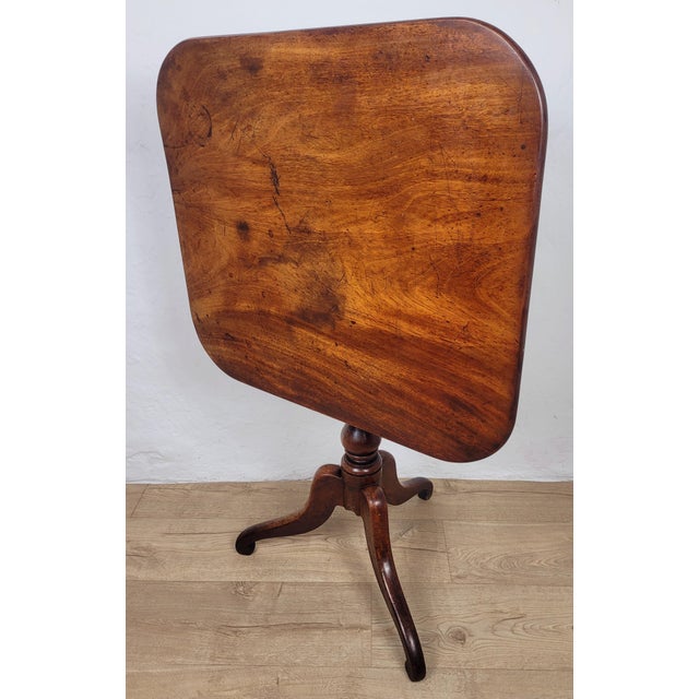 English Georgian Tilt Top Table in Mahogany, 1820 For Sale - Image 4 of 15