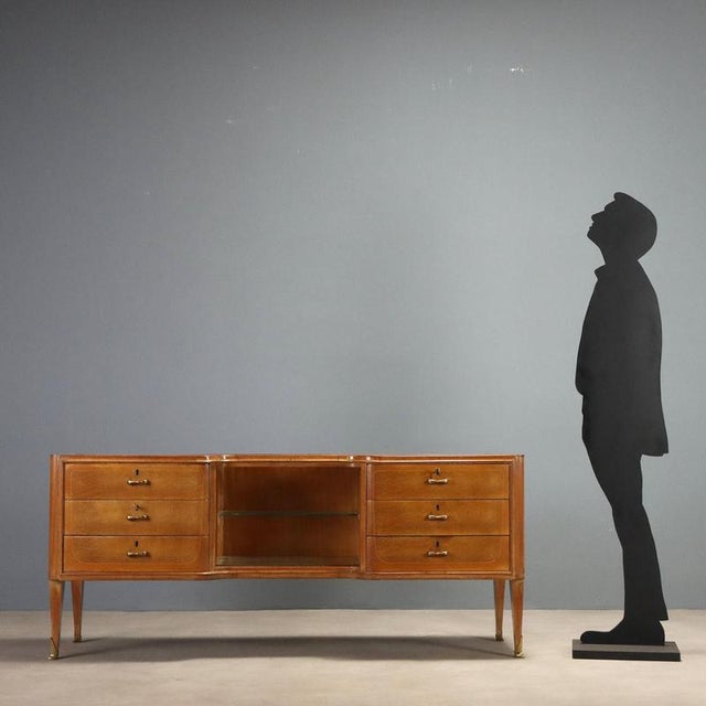 Vintage 1960s chest of drawers featuring a functional and refined design. Made of mahogany and burl veneer, it offers a...