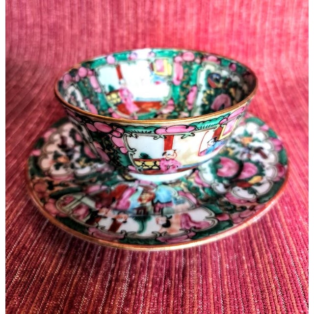 Pair of elegant bowls (11 x 6) with plate (diam 15), in porcelain with pink medallion. China - Early 20th century.