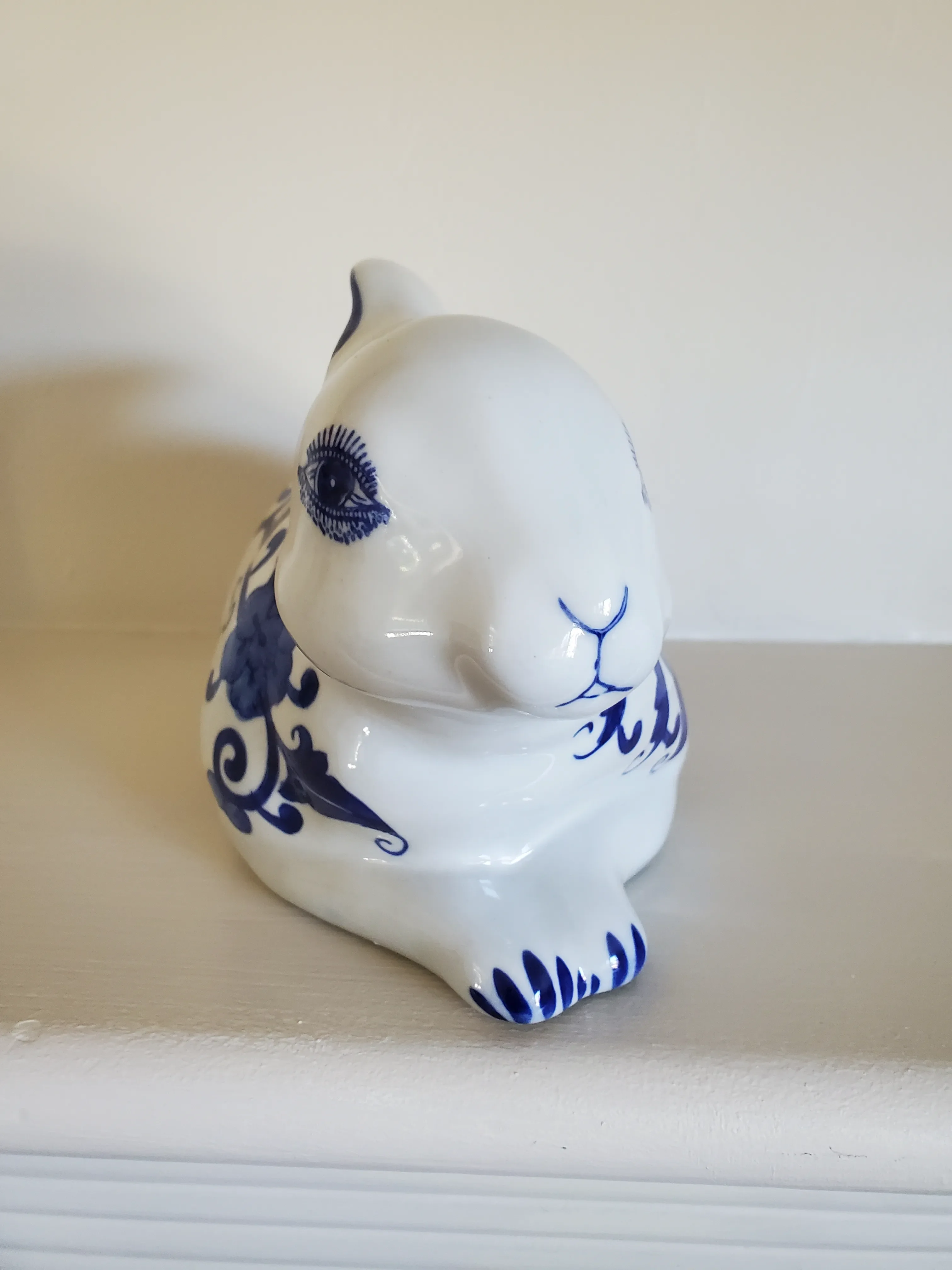 Blue and white rabbit figurines Outlet