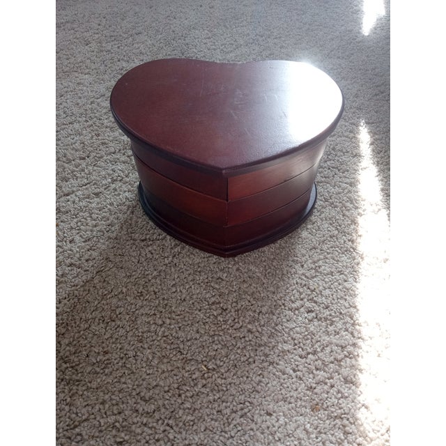 1980s Exquisite Bombay Mahogany Wood Heart Shaped Swivel Jewelry Box. For Sale In Dallas - Image 6 of 7