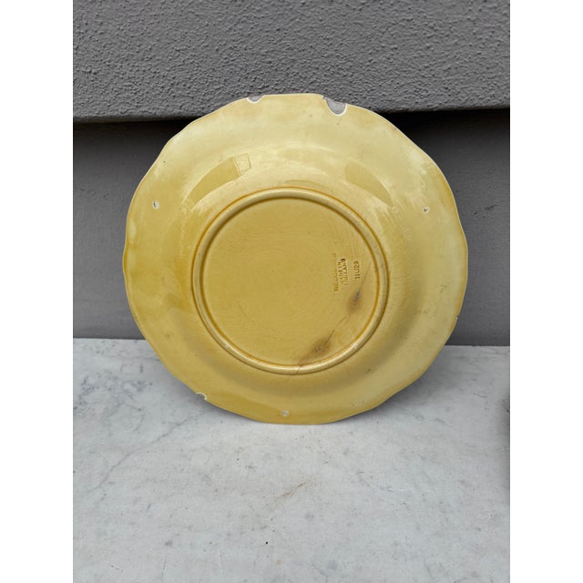 Wedgwood English Majolica Strawberry & Grapes Plate Wedgwood Circa 1920 For Sale - Image 4 of 4