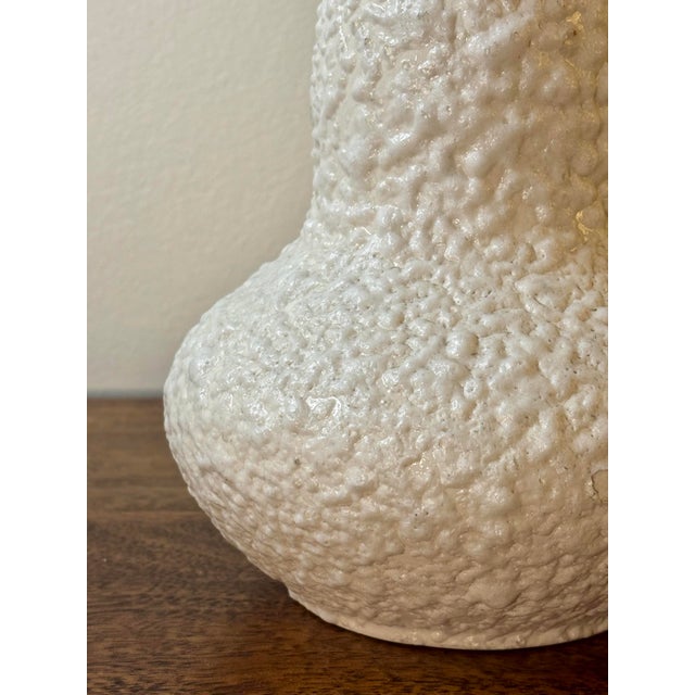 1960s Vintage Mid-Century Modern White Lava Glaze Vase by Royal Haeger For Sale - Image 5 of 7