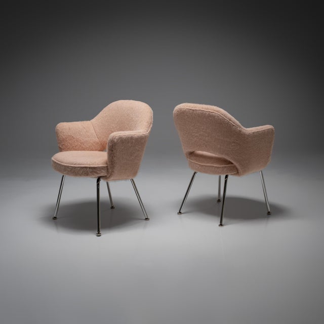 A confident presence, and unmistakably Saarinen, this set of two Model 71 dining chairs embodies over seventy years of...