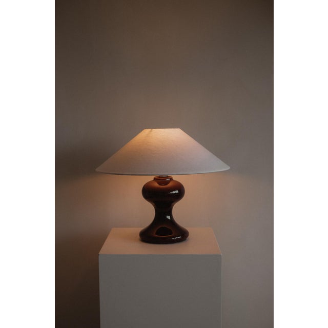 Mid-Century Modern The Cordovan Hourglass Table Lamp in Ceramic For Sale - Image 3 of 10