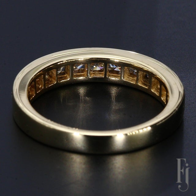 Contemporary 18k Yellow Gold Channel Set Ring With Eleven Round Brilliant Diamonds - Size 6.5 For Sale - Image 3 of 6