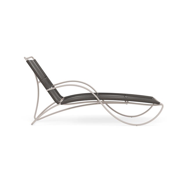 Contemporary Brown Jordan Walter Lamb Aluminum Contoured Chaise, Dove frame with Coal fabric For Sale - Image 3 of 12