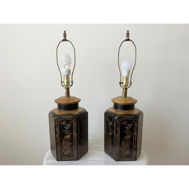 1970s Vintage Gorgeous Mid Century Modern Chinoiserie Hexagonal Tea Caddy Table Lamps - Pair For Sale - Image 5 of 7