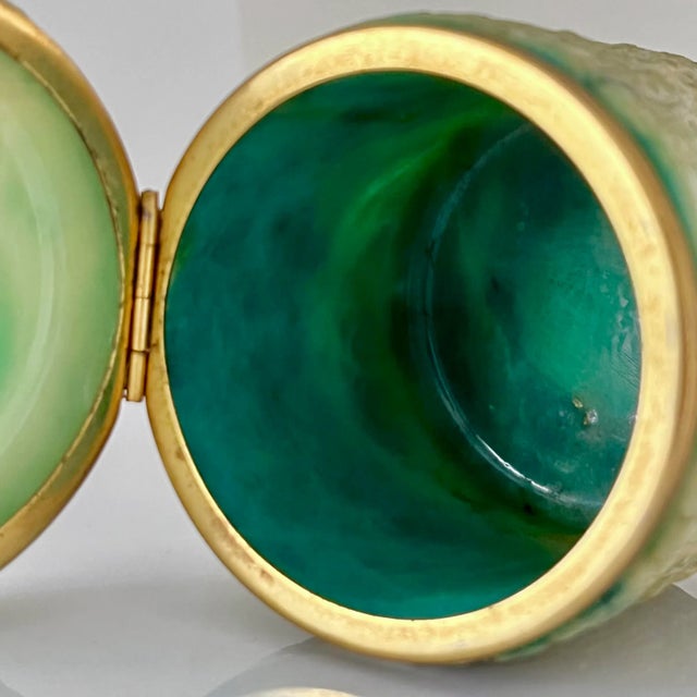 C. 1950s Vintage MCM Italian Alabaster Box in the Style of Fratelli Coppini & Angelo Pinna – Green Onyx & Turquoise Hues With Brass Hinged Lid For Sale - Image 4 of 10