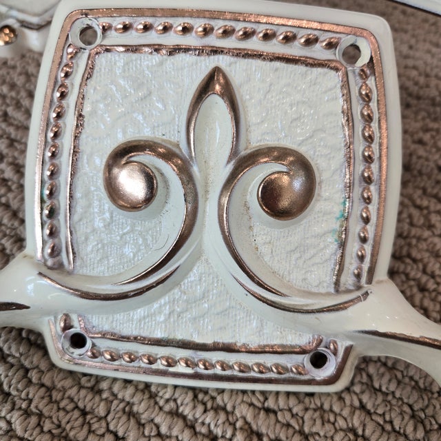 Mid 20th Century 3 Vintage Amerock Bonaventure Hollywood Regency Bathroom Fixtures White Gold Towel Holders + Toilet Paper Holder For Sale - Image 5 of 16