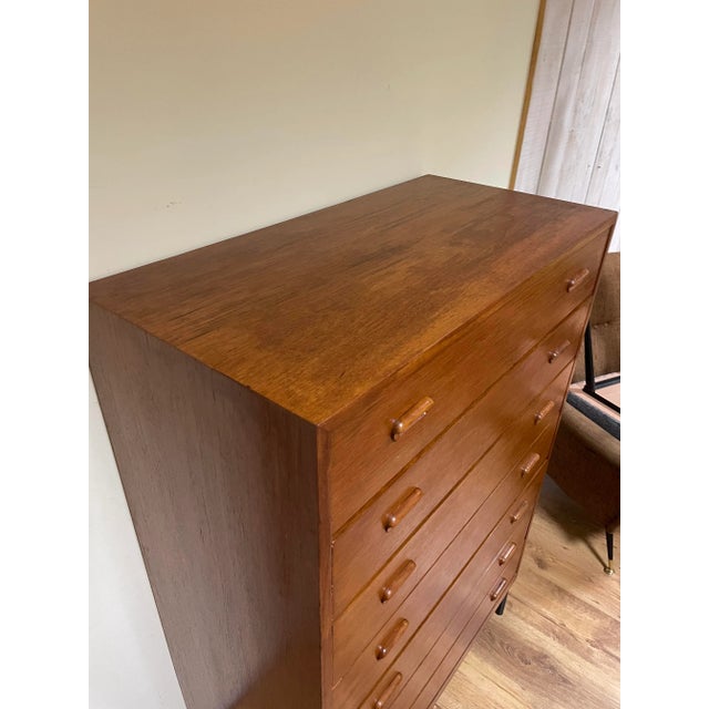 Chest of drawers - weekly of the 60s in teak. It is composed of 7 chairing drawers with the base 4 feet in black lacquered...