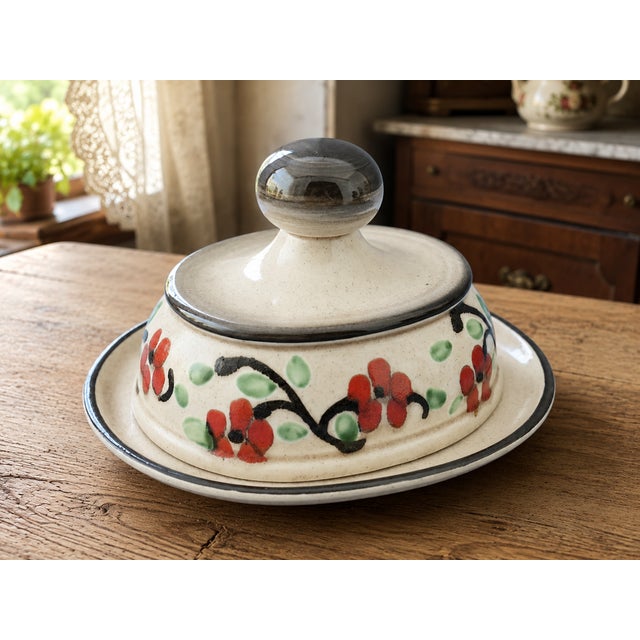 MEASUREMENTS: Height: 11.5 cm; Width: 22 cm; Depth: 18.5 cm; Weight: 0.928 kg Item : Delightful vintage butter dish with a...