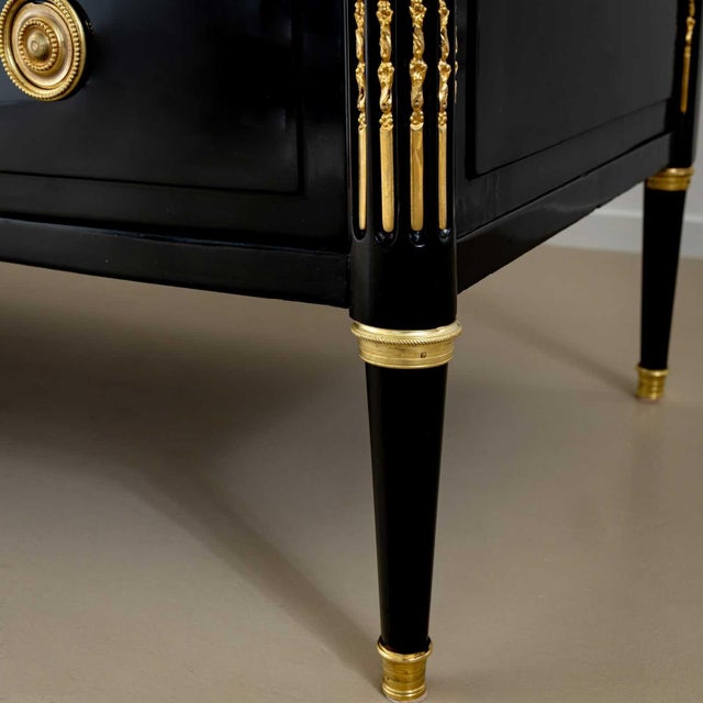Directoire Chest of Drawers with white Marble Top, France circa 1800 For Sale In New York - Image 6 of 9