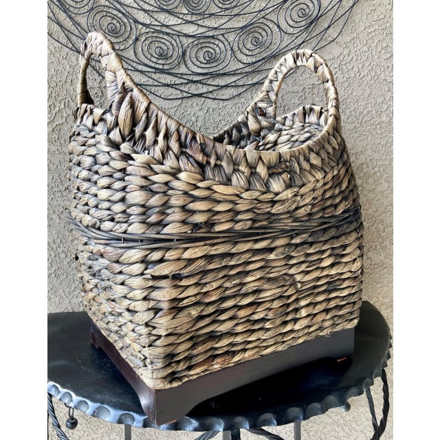 Late 20th-Century Rustic Chic Braided Seagrass Pedestal Floor Basket For Sale In Austin - Image 6 of 13