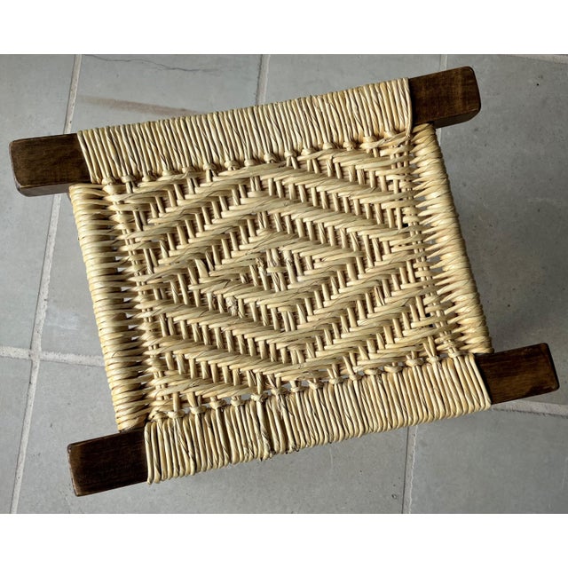 Mid 20th-Century Refined Rustic Maple Wood Mortise & Tenon Fiber Rush Saddle Seat Bench / Stool For Sale - Image 14 of 18