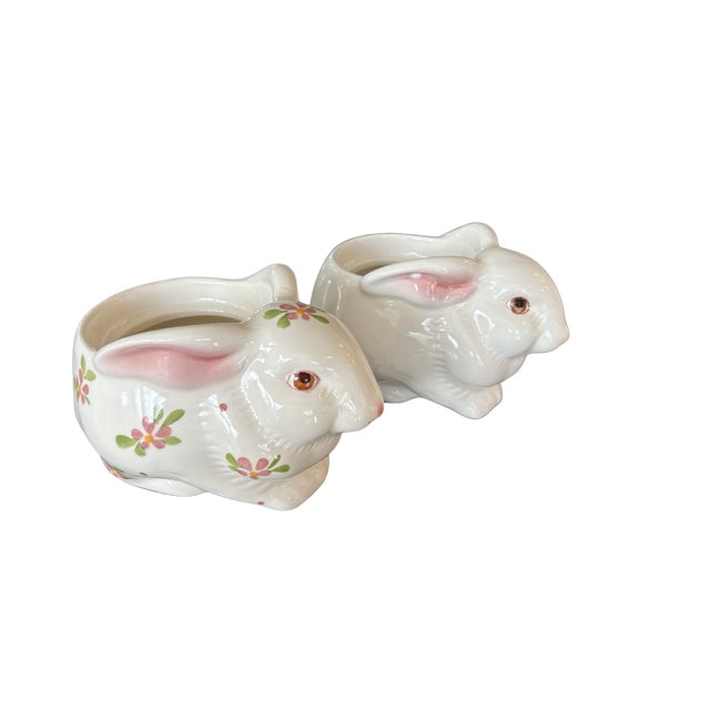 Pair of Vintage Avon Bunny Ceramic Planters – Handcrafted Floral Medley Spring Rabbit Decor, Made in Brazil, 1980s Collectible Set For Sale - Image 9 of 12