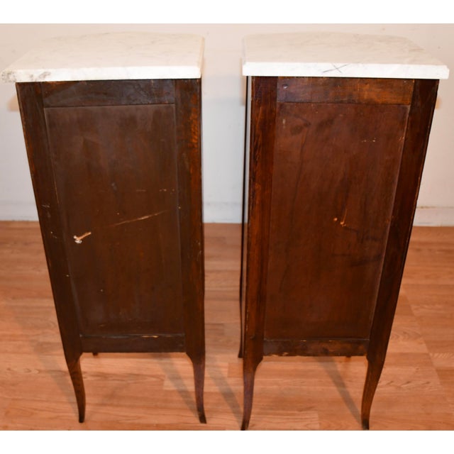 1900s Pair Antique French Louis XV Walnut & Satinwood Marble Top Lingerie Stands For Sale - Image 14 of 18