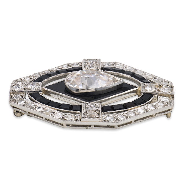 French Art Deco 2.00 Carat Old Pear Shape Diamond Onyx Platinum Brooch For Sale - Image 4 of 6