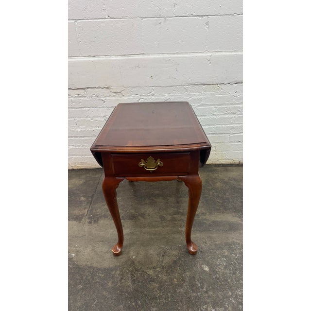 Queen Anne 1990s Stanley Queen Anne Mahogany Drop Leaf Accent Table For Sale - Image 3 of 8