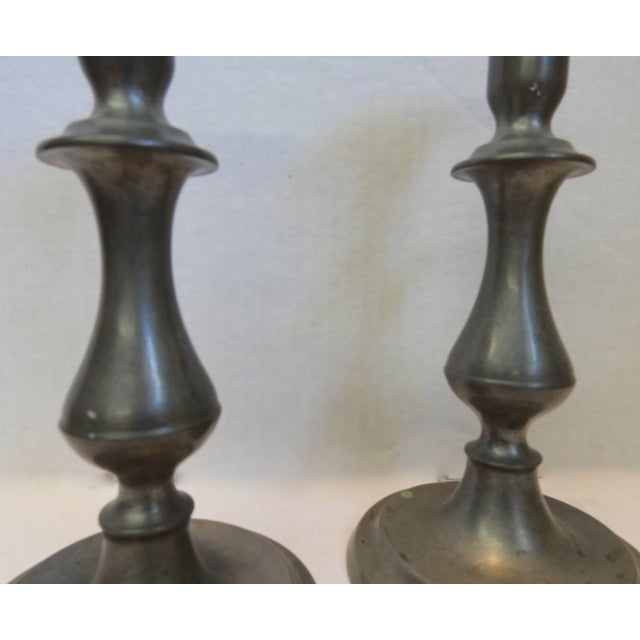 Traditional Pair of Colonial Style Pewter Taper Candlesticks For Sale - Image 3 of 7