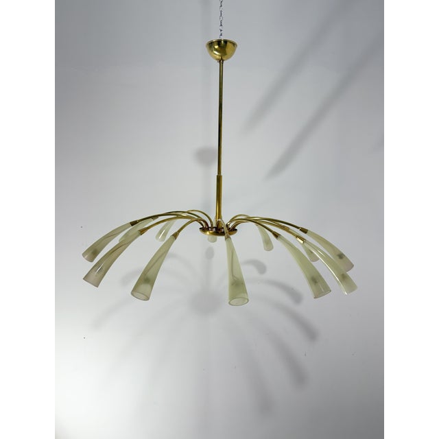 12-light "Spider" chandelier in brass and Murano glass in the style of Ercole Barovier, 1950 Curved brass frame and bell-...