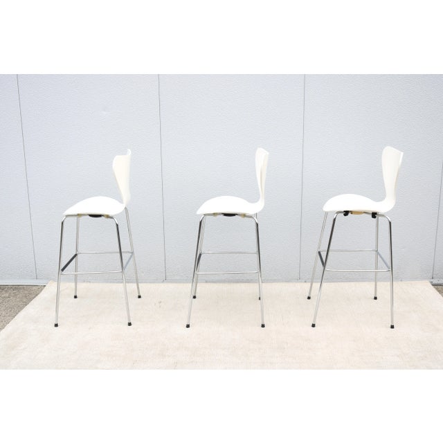 Wood Danish Mid-Century Modern Arne Jacobsen Style Series 7 White Bar Stools Set of 3 For Sale - Image 7 of 12